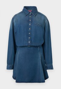 Džínové šaty s golierom, dlhými rukávmi a zapínaním na gombíky. Modrý pranie, elastický pás a vyšívané logo na hrudi.