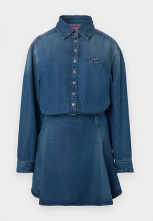 Farmering ruha gallérral, hosszú ujjakkal és gombos záródással. Kék színű, gumis derékrésszel és hímzett logóval a mellrészen.