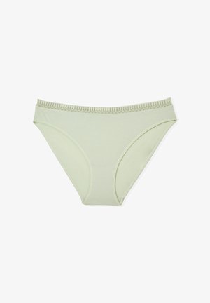 Sous-vêtement féminin style bikini vert clair avec une ceinture en dentelle décorative sur fond blanc.
