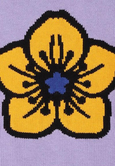 Tissu tricoté présentant un grand motif de fleur jaune avec un centre bleu, sur un fond violet clair. Des contours noirs définissent les formes des pétales.