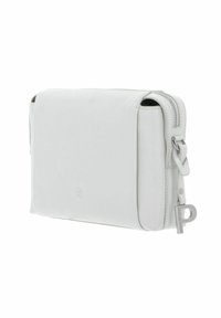 Sac en cuir blanc avec une texture lisse, fermeture éclair et une bandoulière. Présente un logo embossé et un accent de porte-clés.