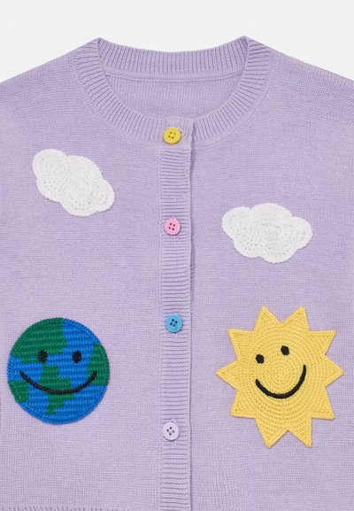 Cardigã de malha lilás com botões multicores; decorado com nuvens bordadas, um sol sorridente e a Terra com um rosto.