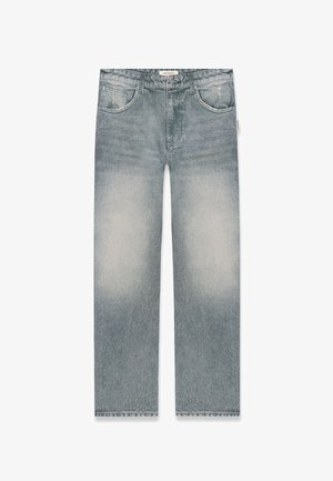 Vaqueros de mezclilla gris deslavado con pierna recta, cuatro bolsillos, trabillas para cinturón, cierre de botón y un sutil desgaste cerca de los bolsillos delanteros.