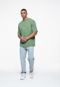 Pegador COLNE LOGO TEE - Marškinėliai su spaudiniu - vintage washed cypress green