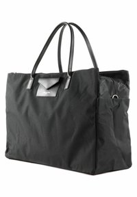 Borsa tote nera realizzata in tessuto resistente con manici in pelle liscia. Presenta una tasca a pattina sul fronte e un vano con zip sul lato.