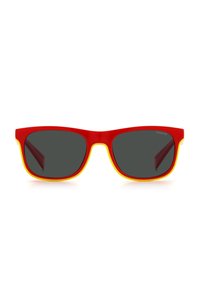 Occhiali da sole rossi con accenti gialli, forma quadrata, lenti grigie scure e finitura opaca. Progettati per la protezione dal sole e per lo stile.
