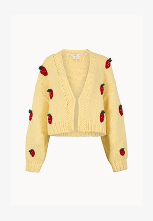 Cárdigan corto amarillo de punto con patrones de fresas rojas en las mangas y el frente, con un escote en V profundo y puños y dobladillo acanalados.