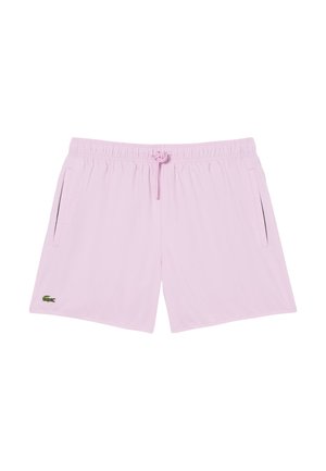 Bañador corto para hombre en rosa claro con cintura elástica, bolsillos frontales, cordón ajustable y pequeño logo de cocodrilo verde en la pierna izquierda.