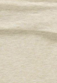 Jasno beżowa tkanina o miękkiej strukturze, z subtelnym melanżowym wzorem i gładką powierzchnią. Idealna do odzieży lub zastosowań wnętrzarskich.