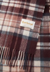 Cachecol de lã em padrão xadrez, apresentando uma combinação de cores bordeaux, creme e azul-marinho, com bordas franjadas e uma etiqueta de marca.