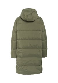 Olivengrøn pufferjakke med hætte, der har vandrette quiltede detaljer, en let oversized silhuet og en glat, blank tekstur.