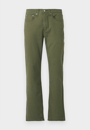 Olive roheline flared teksapüksid, mis on valmistatud puuvillast ja millel on sile tekstuur; sisaldab viit taskut, nööbi kinni panemist ja peeneid õmbluse detaile.