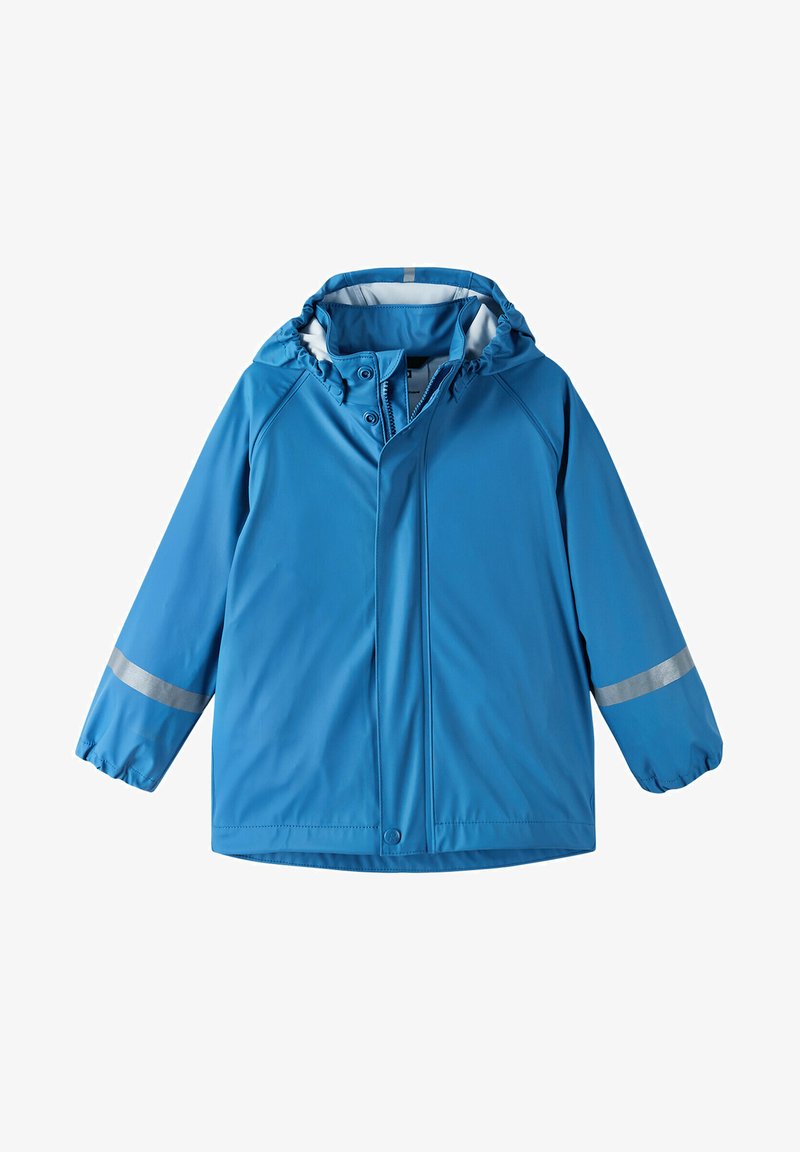 Blå vandtæt jakke med hætte, elastiske manchetter og reflekterende striber på ærmerne. Glat tekstur og frontlukning med trykknapper.