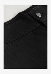 Ausgewählt, black