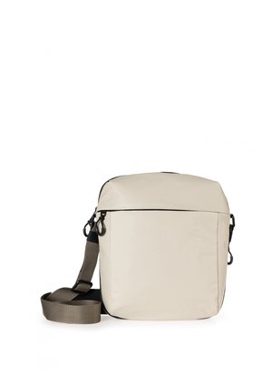 Beige stoffen schoudertas met een rechthoekige vorm, zwarte ritsaccenten en een verstelbare khaki schouderband. Gladde textuur, minimalistisch ontwerp.