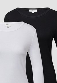 T-shirt a maniche lunghe bianco e nero realizzate in morbido cotone. Collo rotondo, vestibilità casual, design essenziale, con etichetta s.Oliver sul colletto.