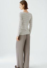 Oui SUMIKO - Langarmshirt - brown offwhite