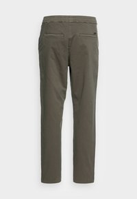 Olivenfarvede straight-leg bukser med elastisk talje og to baglommer, vist mod en hvid baggrund.