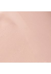 Poudre rose clair avec une texture lisse, présentant des variations subtiles de teintes et une finition mate sur toute la surface.