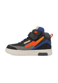 Zapatilla alta en negro, gris y azul con un acento naranja. Presenta un upper texturizado, correa de velcro y suela acolchada.