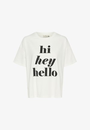 Hvid T-shirt med korte ærmer lavet af bomuld, med fed sort skrift der siger "hi hey hello" i forskellige skrifttyper og størrelser.