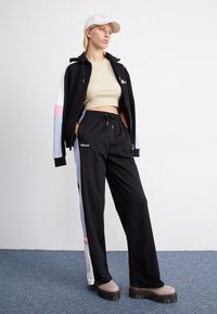 Ellesse HILANTA TRACK PANT - Spodnji deli trenirk - black