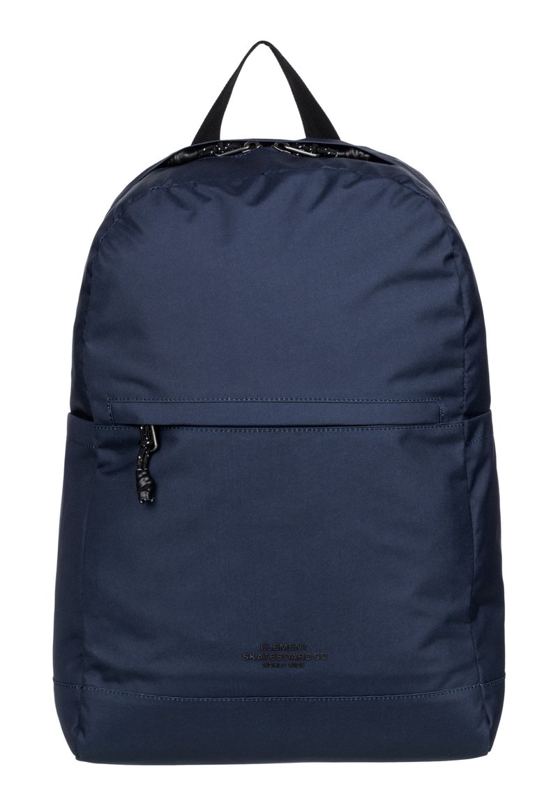 Mochila azul marino con un acabado de tela mate y suave, que cuenta con un bolsillo frontal con cremallera y un asa en la parte superior. Diseño simple y redondeado.