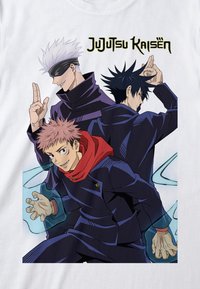 Camiseta blanca con tres personajes de anime de "Jujutsu Kaisen", con cabello colorido y atuendos oscuros, sobre un fondo claro.