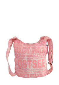 Rosa Stoff-Schultertasche mit wiederholtem "OSTSEE"-Textmuster, verstellbarem Tragegurt und glatter Oberfläche mit Etikett. Kompakte, lässige Form.
