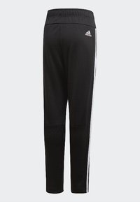 Pantalones atléticos negros con cintura elástica, con rayas laterales blancas y un panel texturizado en las piernas inferiores. Fabricados con una tela ligera.