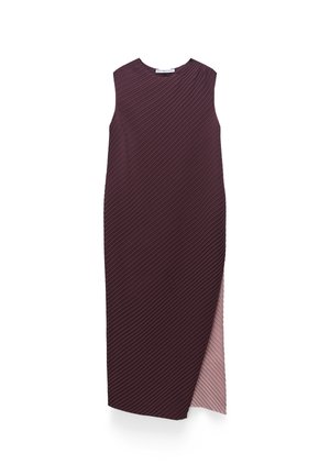 Bordeauxrode mouwloze jurk met verticale plooien, voorzien van een zijsplit en een contrasterend roze paneel. Glad textureel met een nauwsluitend silhouet.