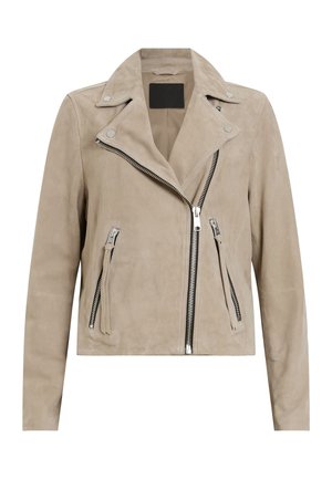 Beige suède motorjack met zilveren ritsen, reverskraag, asymmetrische frontrits en twee ritszakken. Gladde textuur.
