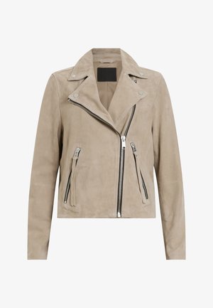 Beżowa skórzana kurtka motocyklowa z srebrnymi suwakami, kołnierzem szalowym, asymetrycznym zapięciem z przodu i dwoma kieszeniami na suwak. Gładka tekstura.