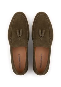 Zielone zamszowe mokasyny o gładkim wzorze, z frędzlami i wyściełaną wkładką. Posiadają znak firmowy na wewnętrznej wkładce.