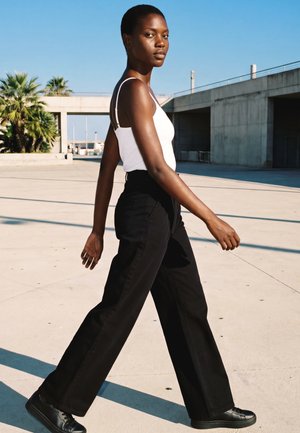 Urban Classics - Spodnie materiałowe