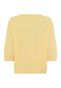 Pull léger en maille jaune pâle, de coupe décontractée, avec manches trois-quarts et large encolure ronde. Texture lisse, sans motifs.