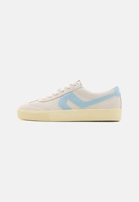 Beige semskinn-sneakers med lys blå detaljer og en teksturert kremfarget gummisåle. Har hvite snøringer og minimalistisch design.