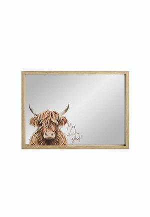 Obdĺžnikové zrkadlo s dreveným rámom so ilustráciou vysočinského dobytka a textom "Moo Look good!" v ľavom dolnom rohu.