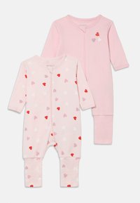 Dos bodies de bebé rosas: uno liso con un detalle de corazón, el otro con un estampado de corazones en diferentes tonos de rosa y rojo.