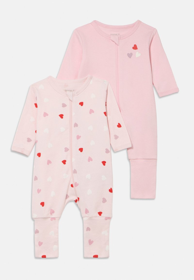 Dos bodies de bebé rosas: uno liso con un detalle de corazón, el otro con un estampado de corazones en diferentes tonos de rosa y rojo.