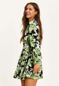 Liquorish FLORAL PRINT MINI WRAP WITH LONG SLEEVES  - Day dress - green