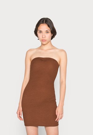 Vestido bodycon castanho, sem alças, feito de um tecido texturizado, com uma silhueta ajustada e pregas subtis nas laterais.
