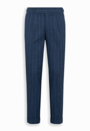 Marineblaue maßgeschneiderte Hose mit dünnen weißen vertikalen Nadelstreifen, doppeltem Knopfverschluss am Bund, Falten und umgeschlagenen Säumen.