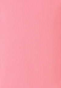 Zbliżenie różowej tkaniny prążkowanej z cienkimi pionowymi liniami i gładką teksturą.