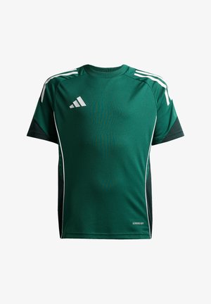 Grøn atletisk T-shirt lavet af svedtransporterende stof, med hvide striber på skuldrene og "AEROREADY" tekst på forsiden.