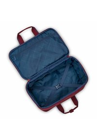 Rode en marineblauwe tas met een doorstikte binnenkant. Beschikt over twee handvaten, een binnenvak met rits en verstelbare banden om de inhoud veilig te stellen.