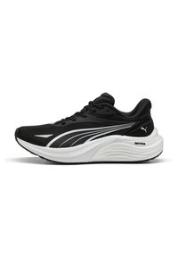 Chaussure de sport noire avec tige en mesh, semelle intermédiaire en caoutchouc blanc et semelle extérieure texturée. Présente un design incurvé et des accents blancs subtils.
