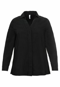 Schwarze Bluse mit langen Ärmeln und Kragen, versteckten vorderen Knöpfen und leicht ausgestelltem Saum, vor einem weißen Hintergrund präsentiert.