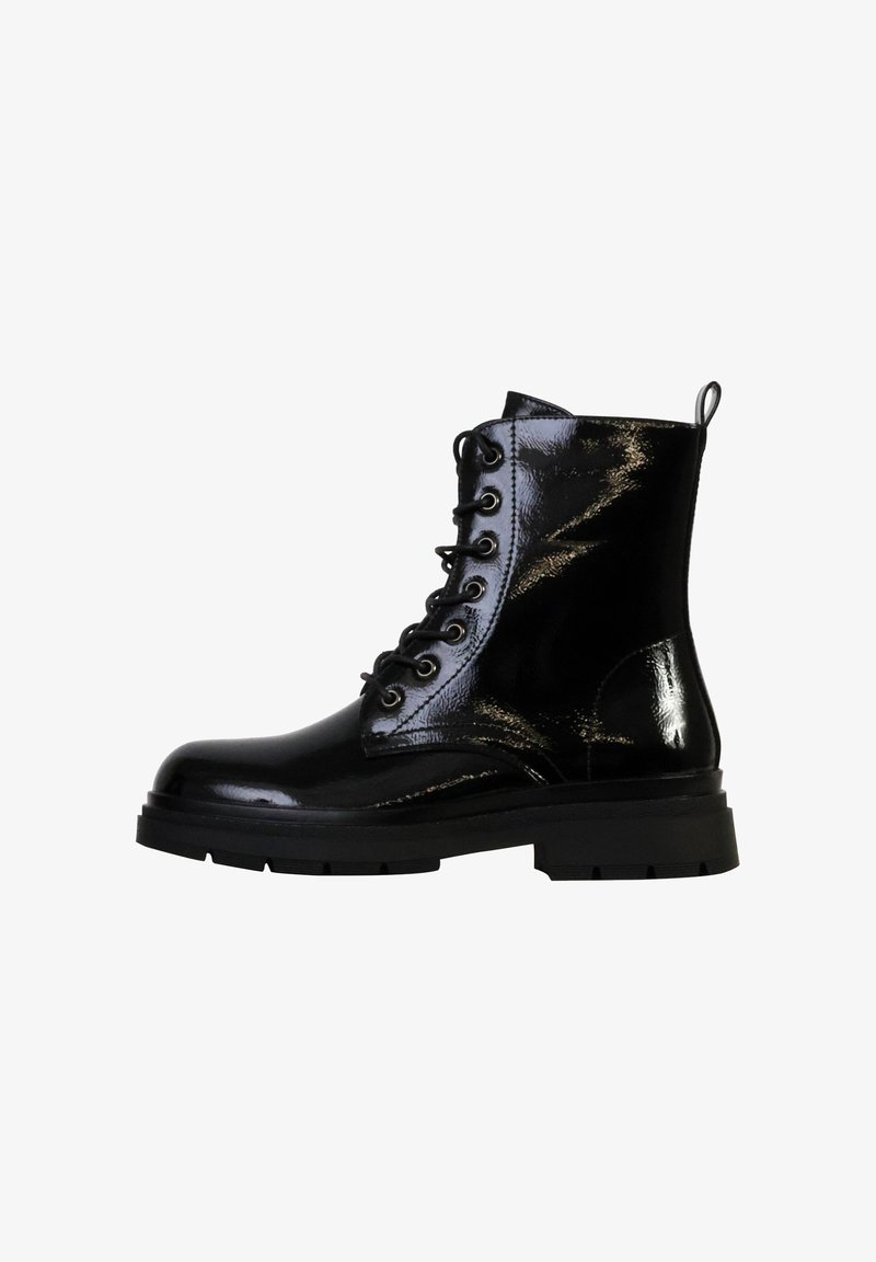 Zwarte gepatineerde leren enkelboots met een ronde neus, vetersluiting aan de voorkant en een chunky zool met textuuraccenten en een trekhaak.