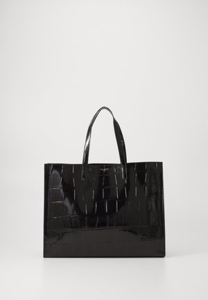 Blank sort tote taske med krokodilletekstur og to håndtag, stående oprejst på en enkel lys baggrund.
